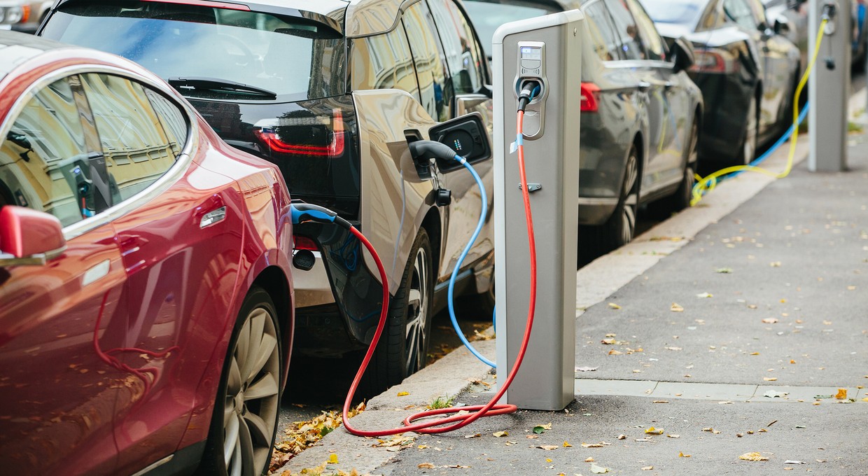 Auta elektryczne o włos tańsze w eksploatacji niż spalinowe. Tak, w Polsce