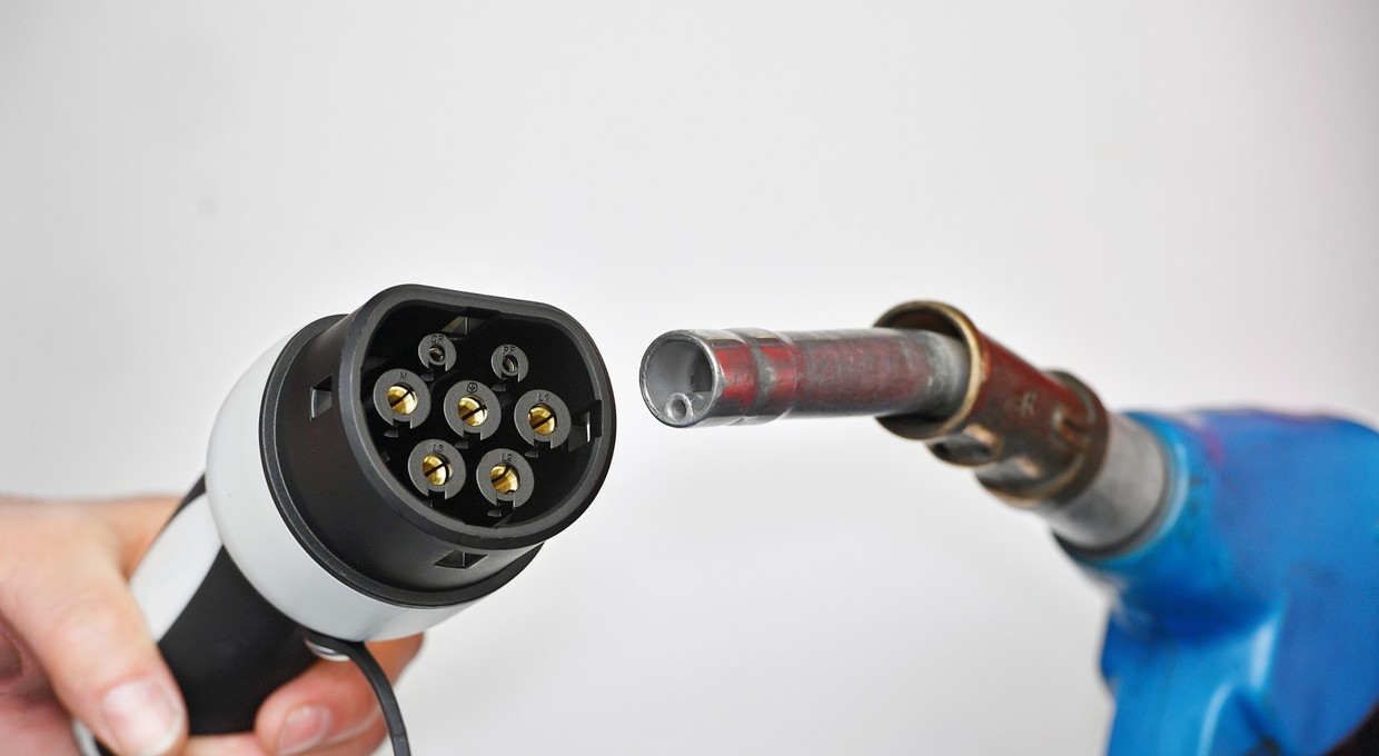 Benzyna, lpg, diesel, hybryda, auto elektryczne – co się opłaca?