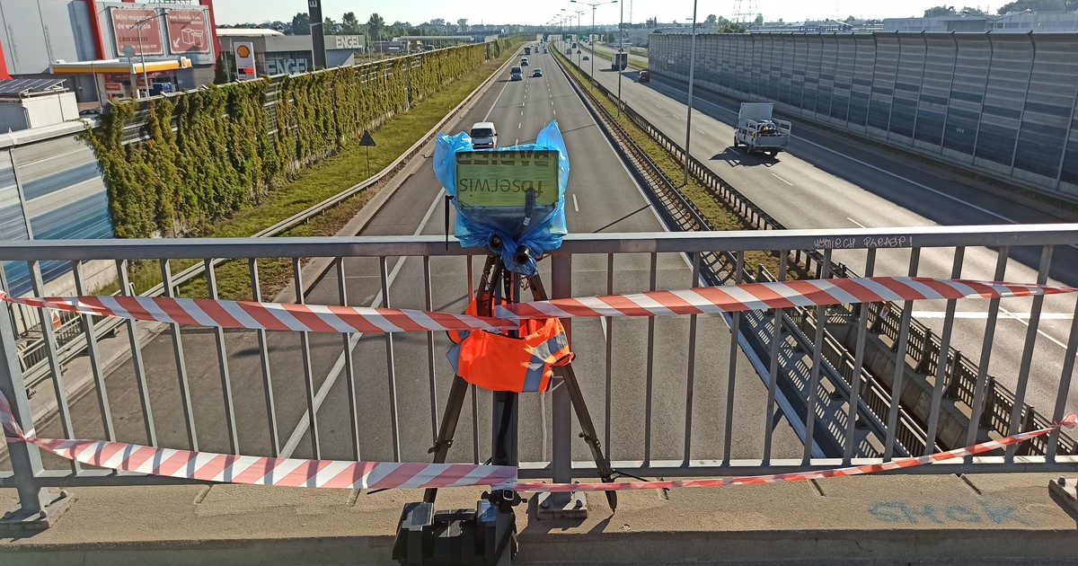 Warszawska prezentacja nowego fotoradaru śledzącego – Integra 3D+. urządzenie mierzy prędkość, odstępy między autami i przekraczanie ciągłej linii... na raz