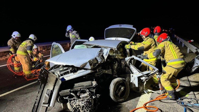 Zderzenie czołowe na drodze S22. Golf wbił się w TIR-a