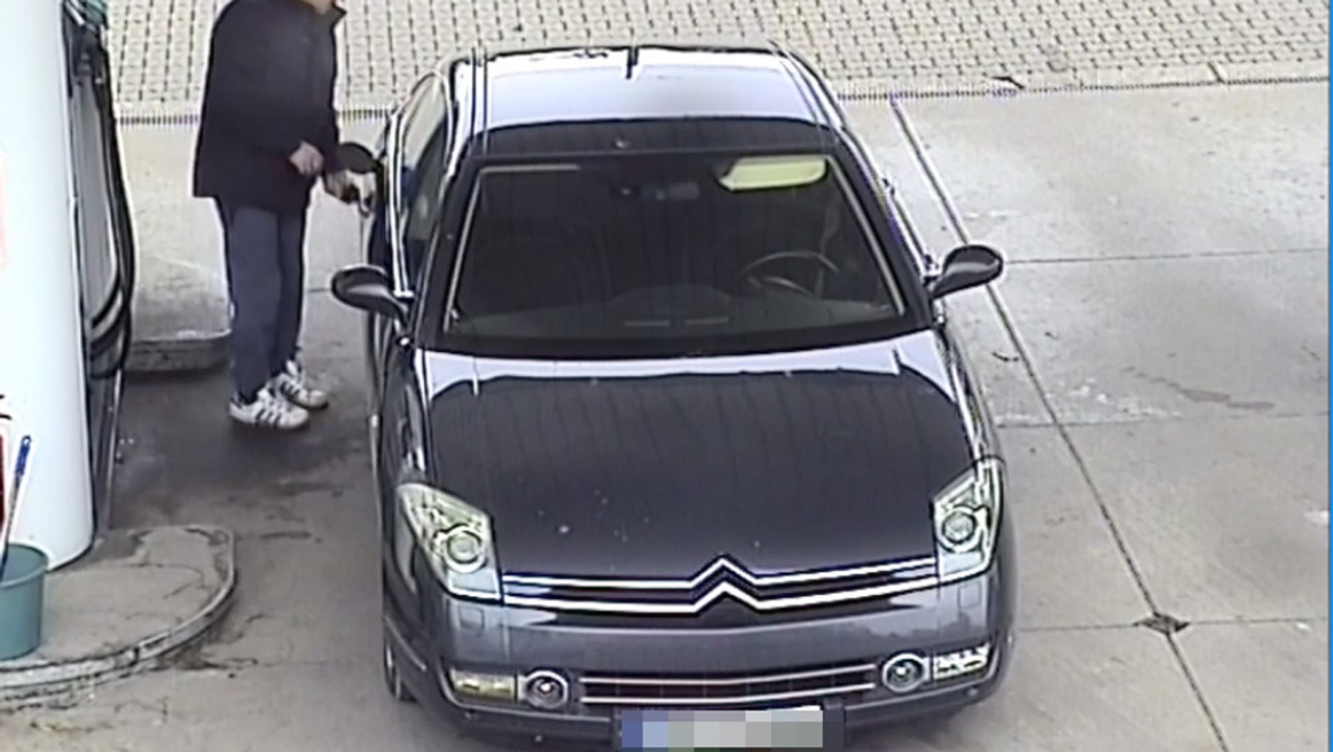 Policja szuka mężczyzny, który w Warszawie ukradł paliwo o wartości ponad 500 zł