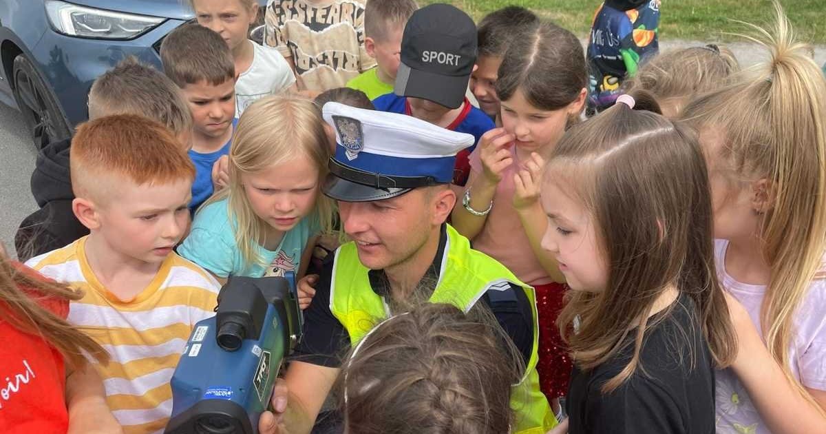 Obraz pochodzący z serwisu https://dolnoslaska.policja.gov.pl/wr1/aktualnosci/biezace-inf/120816,Kwasny-kawalek-cytryny-zamiast-mandatu-to-akcja-olesnickich-policjantow-i-ucznio.html