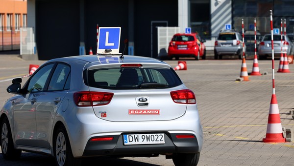 Rewolucja w Kodeksie drogowym. Prawo jazdy dla 17-latków, obowiązkowe kaski dla dzieci