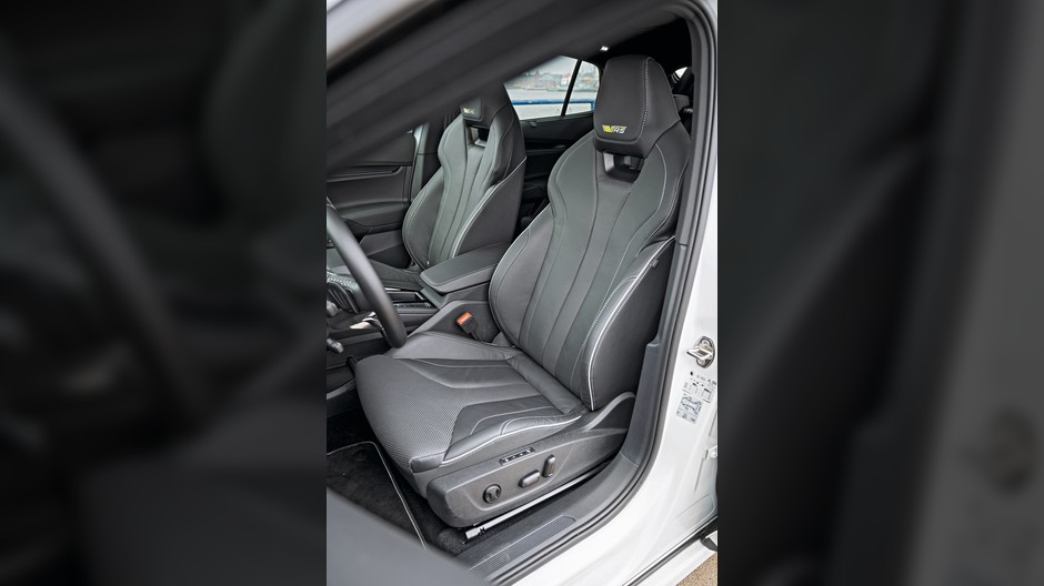 Skoda Enyaq Coupe 2022 - świetne fotele czeskiego SUV-a wprowadzają sportowy klimat w kabinie. Adekwatny do świetnych osiągów auta.