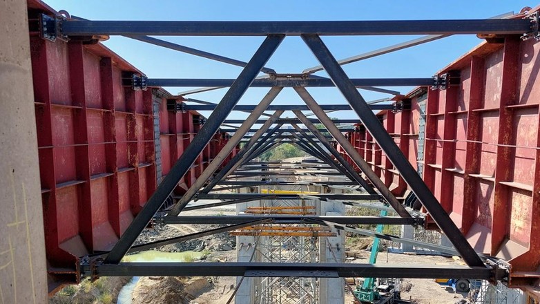 Drogowcy rozpoczęli nasuwanie pierwszych segmentów estakady na odcinku trasy S7