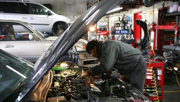 Jak bezpiecznie kupować używane części samochodowe? Motoryzacyjny poradnik