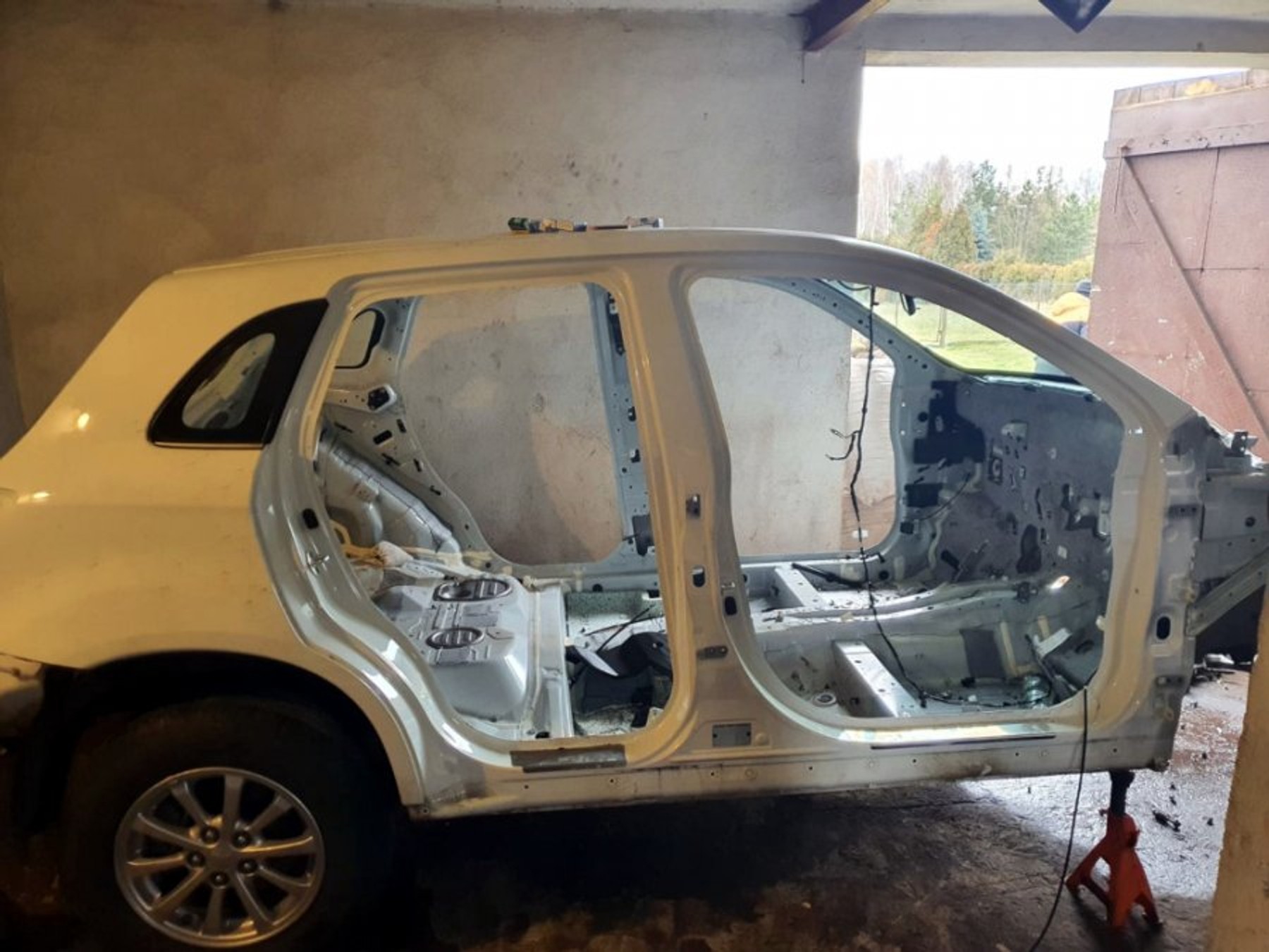 Policja zlikwidowała kolejną dziuplę z kradzionymi autami