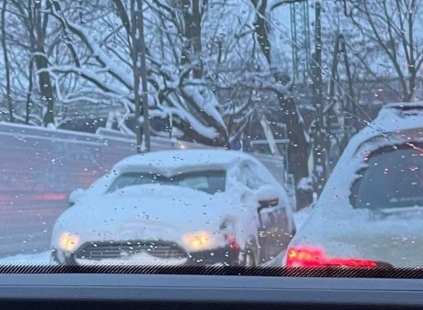 Sypnęło śniegiem, sypią się mandaty! Czy można dostać 3 tys. zł mandatu za śnieg na aucie?