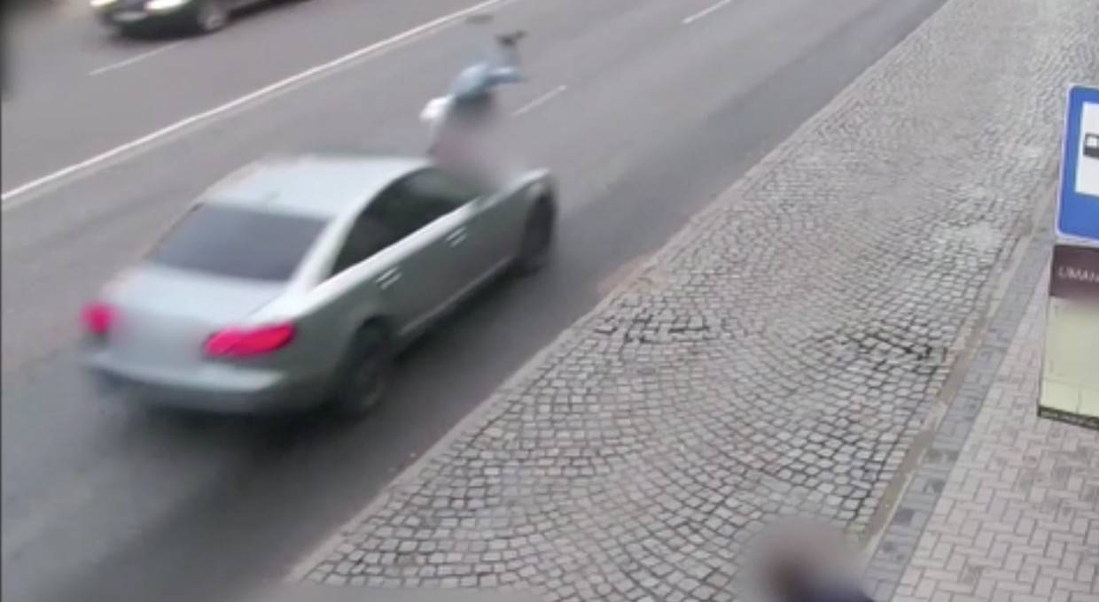 Wbiegła wprost pod jadący samochód i nic jej się nie stało! [Nagranie]