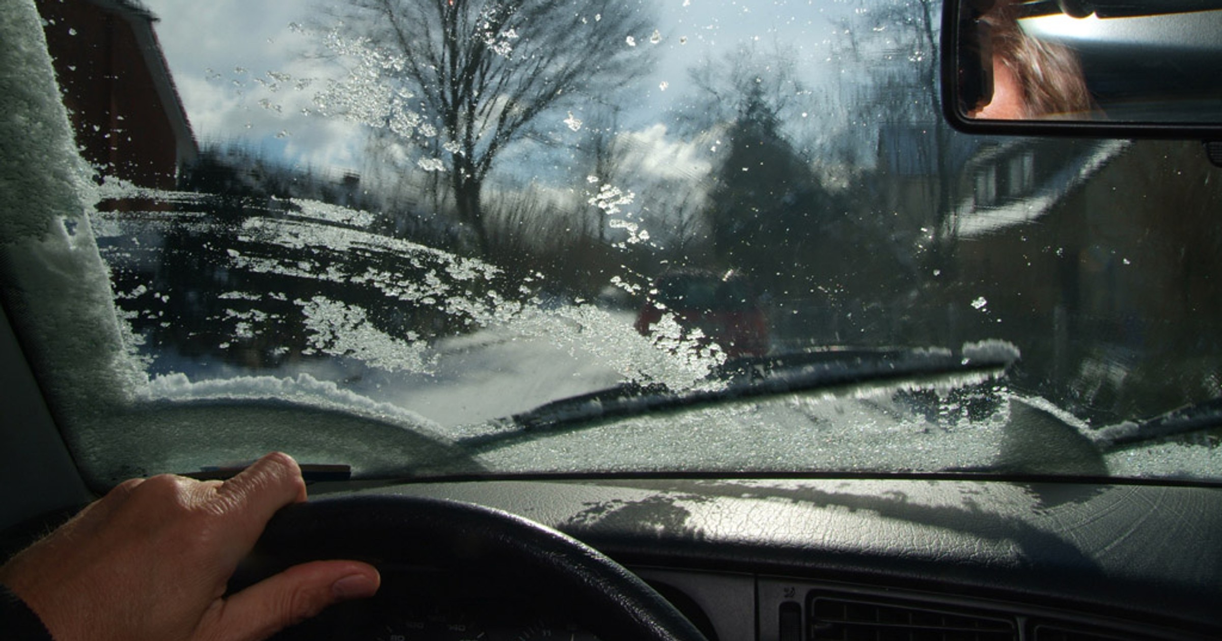 Zamarzający płyn do spryskiwaczy. Radzimy, jak go odmrozić