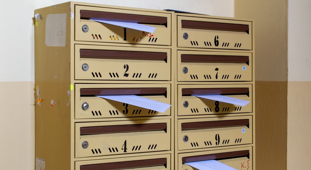 Skrzynka pocztowa w bloku mieszkalnym w Polsce