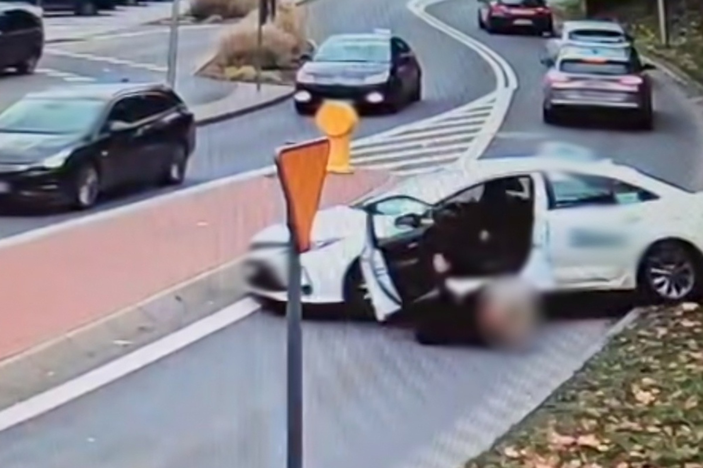 Scena jak z głupiego filmu. Taksówka ruszyła bez kierowcy |Nagranie|