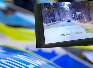 Kary nie działają. Policjanci znów zatrzymali za prędkość gruby plik praw jazdy