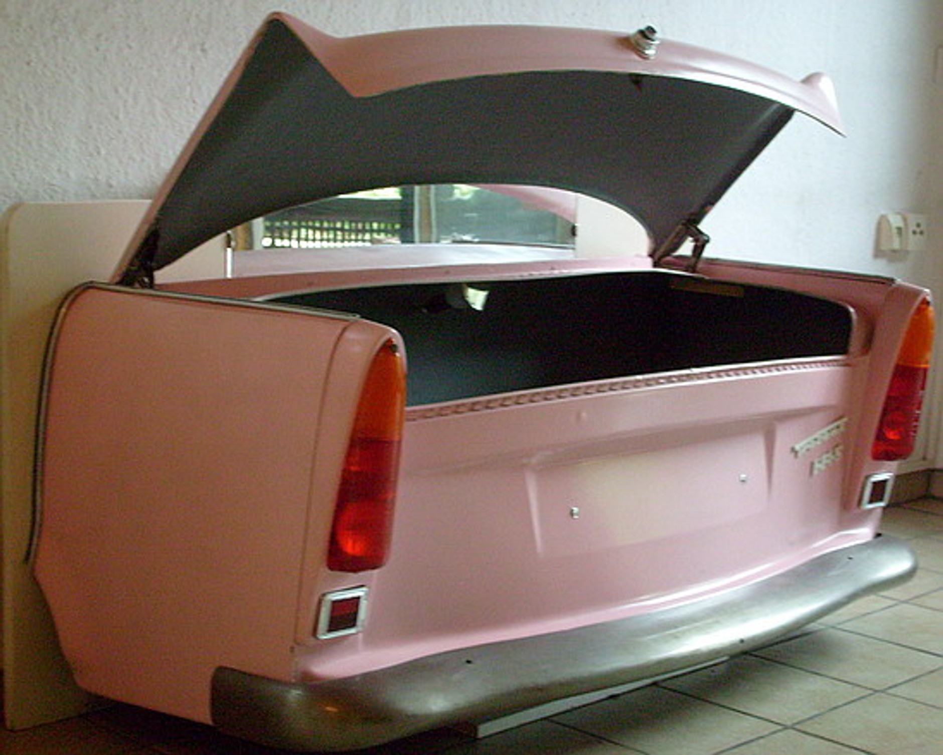 Meble z samochodu? Wszystko jest możliwe...