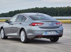 Czy używany Opel Insignia to dobry pomysł? Zabraliśmy do mechanika dwie generacje