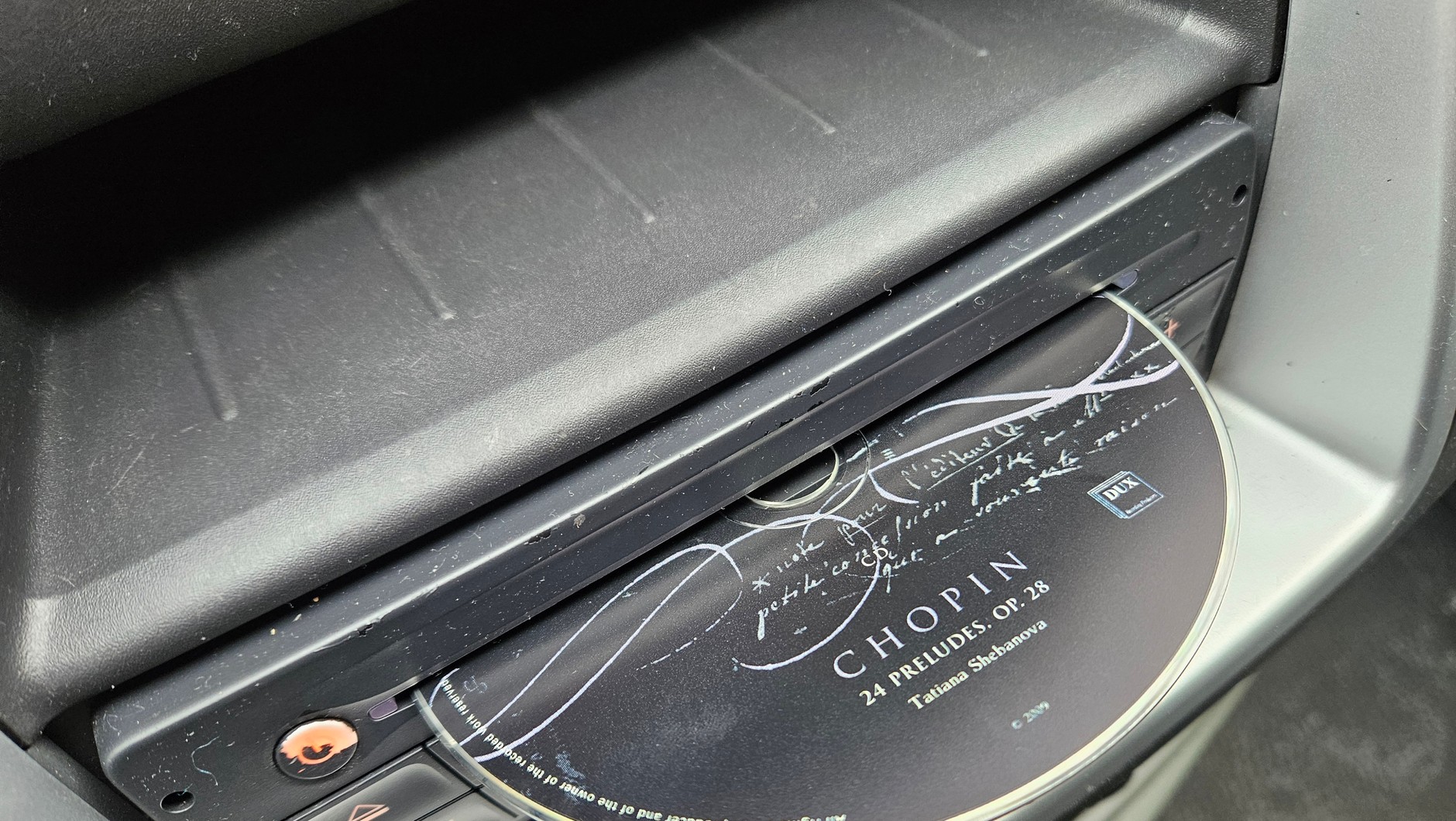 Takie znalezisko w odtwarzaczu płyt CD. Kulturalne auto kulturalnych ludzi? Czy da się katować samochód, słuchając Chopina? Na szczęście to nie Bach czy Beethoven!
