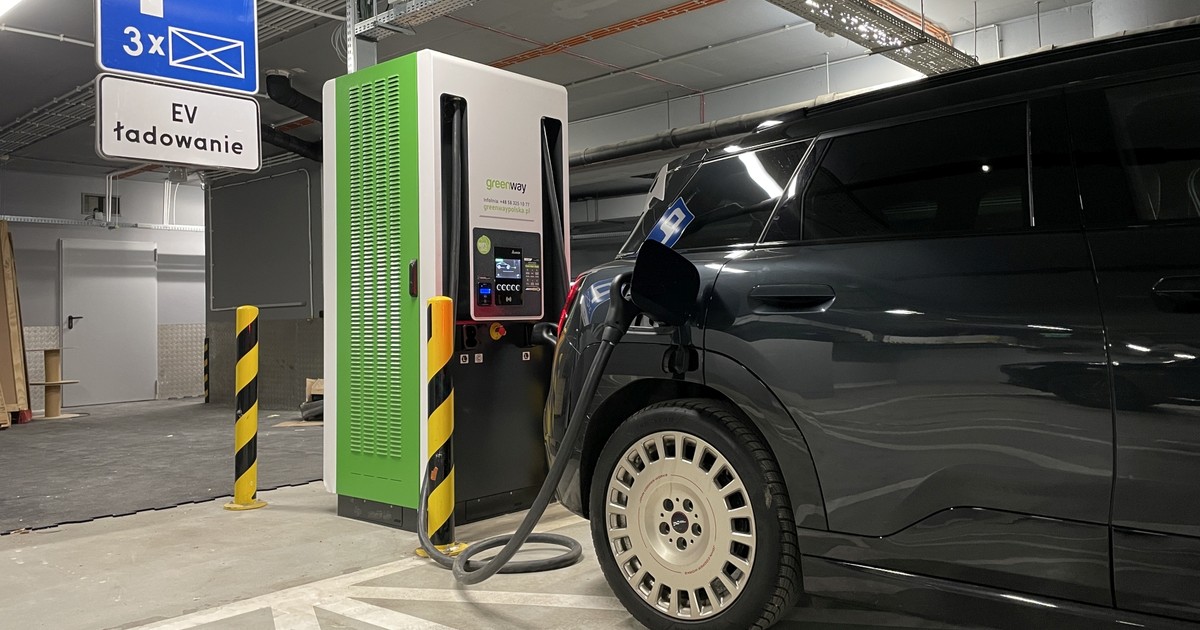 Ładowanie samochodu elektrycznego (zdj. ilustracyjne)