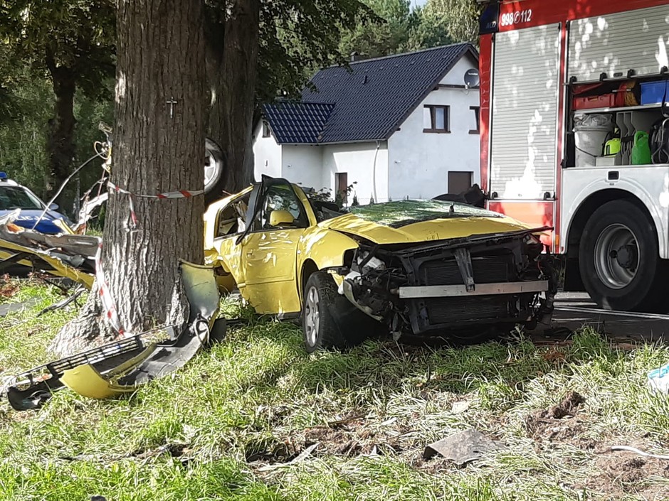 Śmiertelny wypadek pod Świebodzinem. Audi złożyło się jak resorak