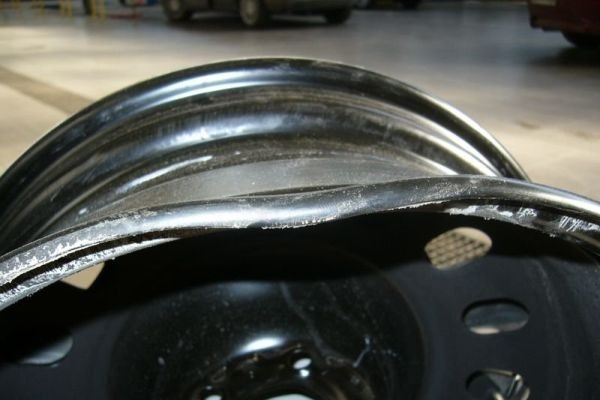 Uszkodzona felga policyjnej Alfy