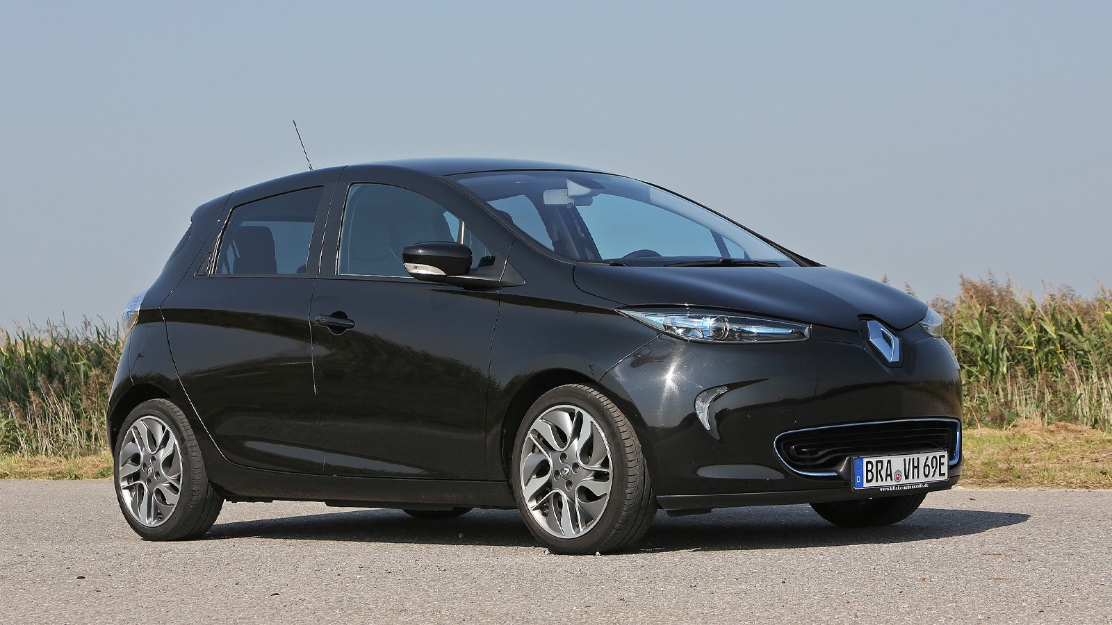 Renault Zoe – cena od 49 900 zł. Najtańsze nierozbite Zoe z akumulatorem kosztuje nie 30, lecz 50 tys. zł. I tak bateria ma jedynie 22 kWh pojemności, a dopiero z baterią 41 kWh da się pojechać w trasę. To auto może służyć rodzinie.