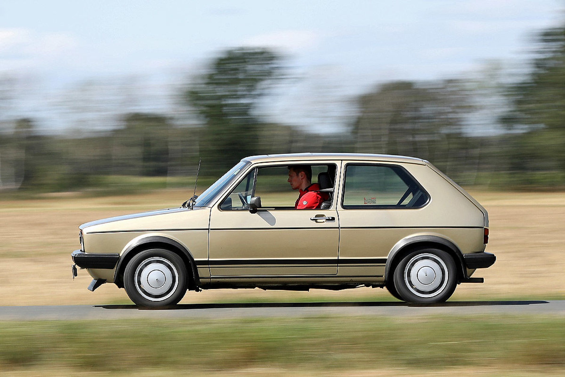 Tak powinno jeździ prawdziwe GTI – Volkswagen Golf 1 GTI Pirelli