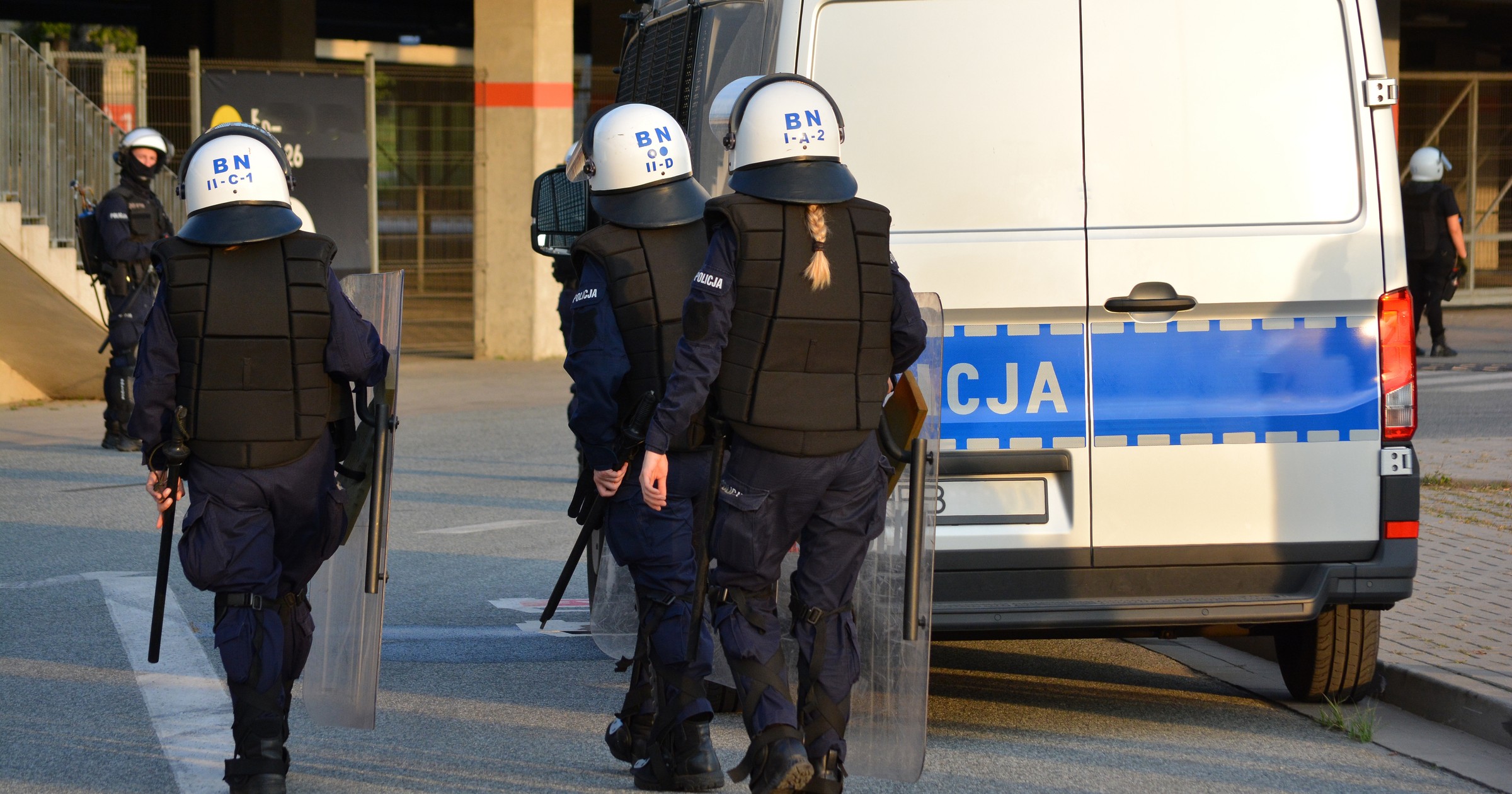 Policja w hełmach i kamizelkach kuloodpornych — zdjęcie ilustracyjne