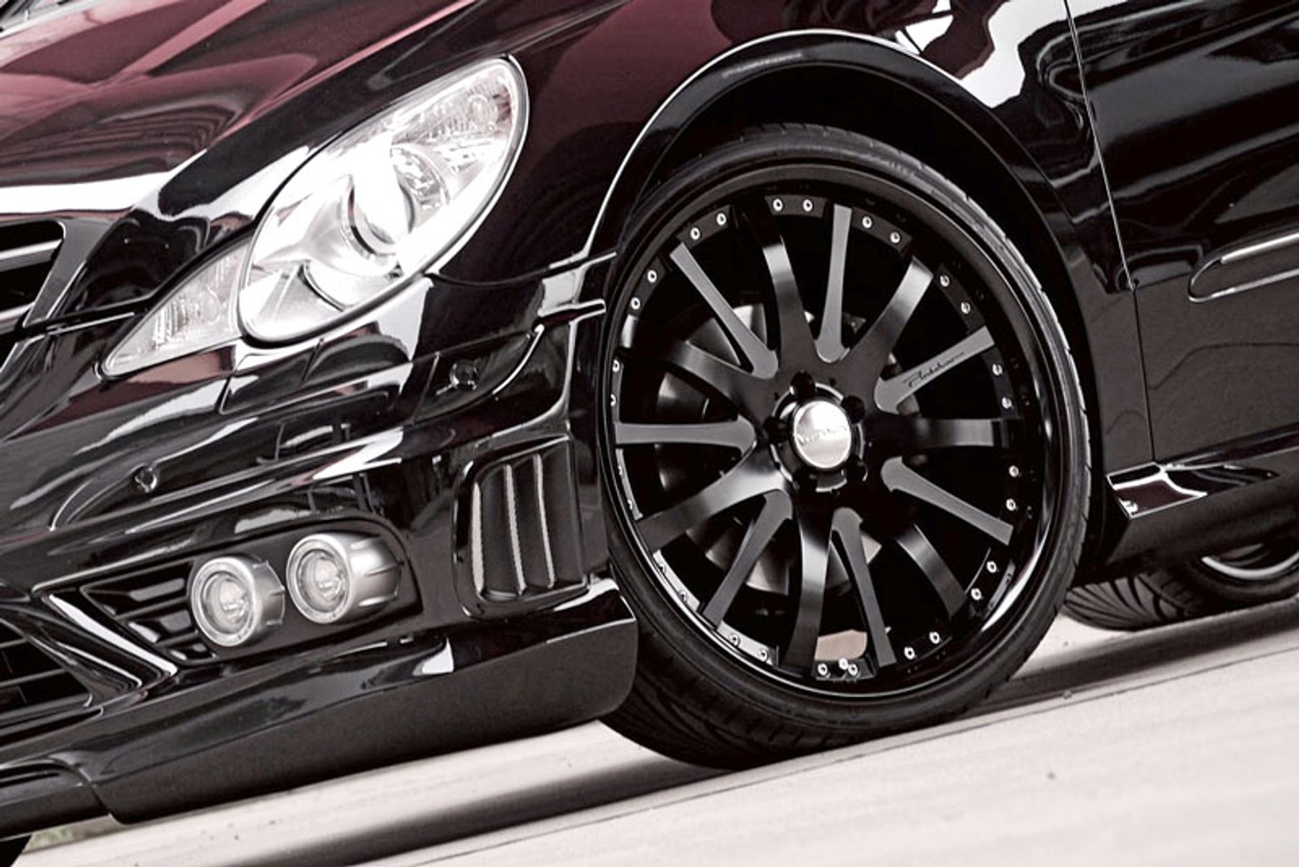 Mercedes-Benz R-Klasa Black Bison: spoilery z Japonii