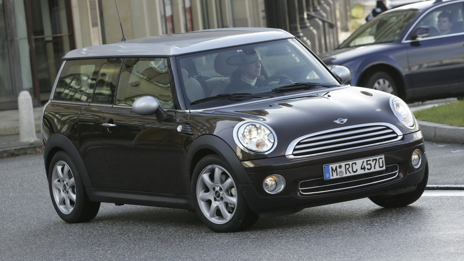 Cała rodzina Mini ma podobny design przedniej części nadwozia.