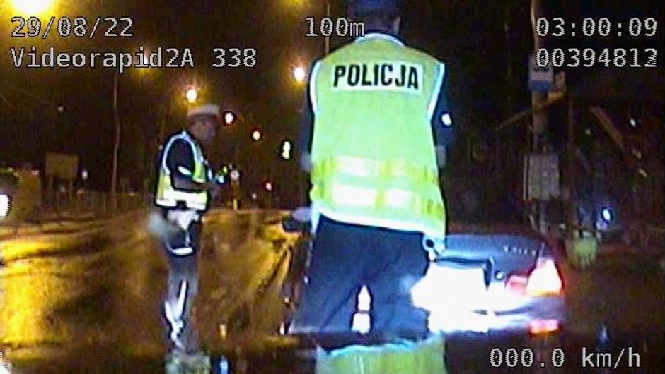 Zatrzymanie policyjne BMW w nocy