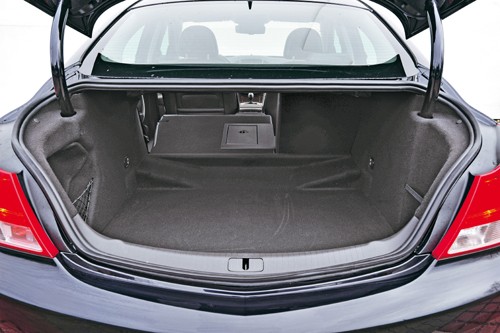 Opel Insignia kontra Audi A4 i BMW serii 5. Mocny gracz Opla