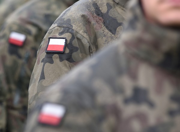 Uzbrojeni żołnierze w ciężarówce bez tablic. Jej kierowca może trafić za kratki