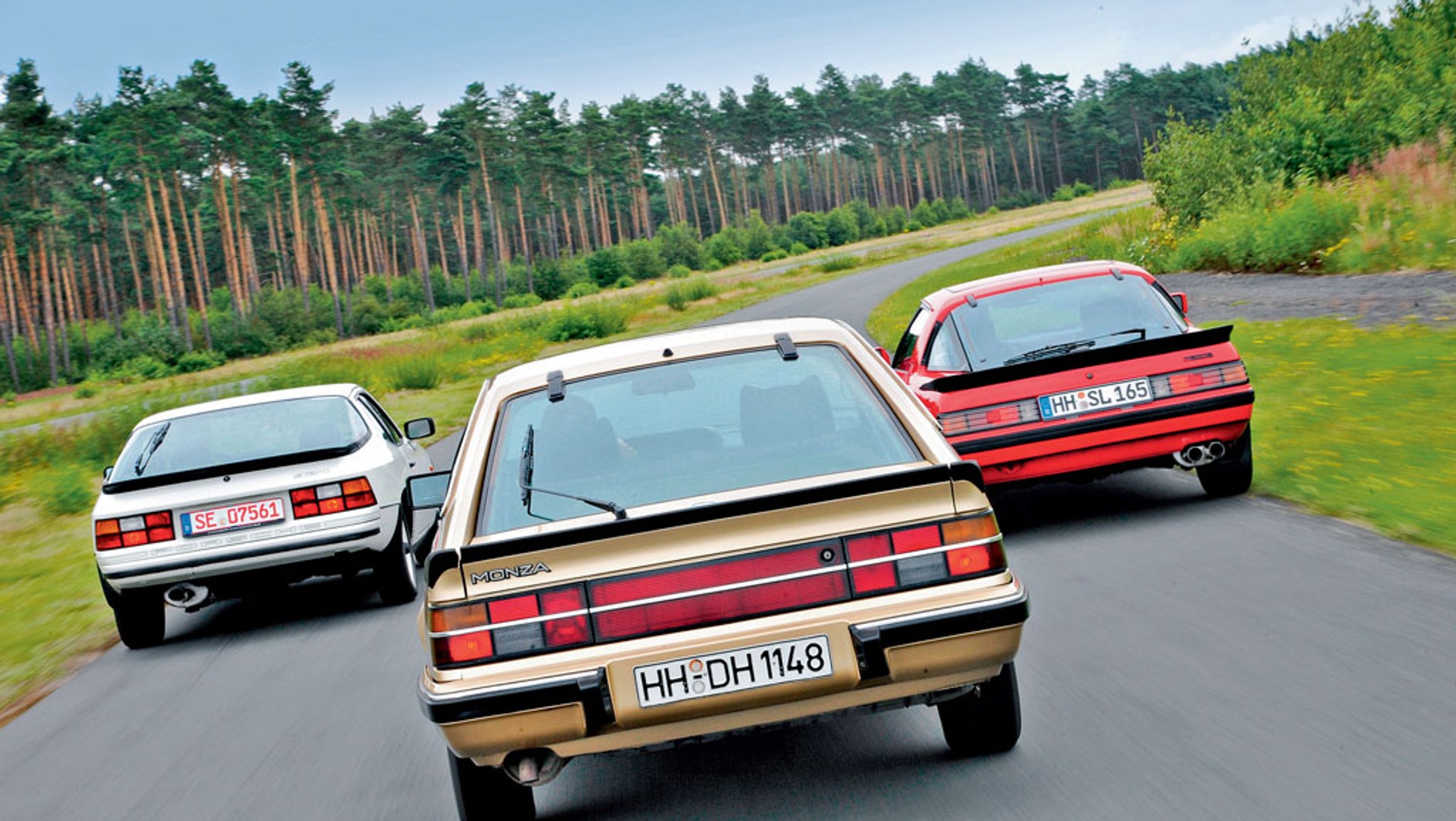 Porsche 924 wydaje się z testowanego trio najświeższym samochodem. Wciąż najlepiej znosi sportowe traktowanie, podczas gdy Mazda i Opel, przy mocniejszym wciśnięciu gazu, potrafią zaprotestować jakimś skrzypnięciem lub zgrzytaniem.