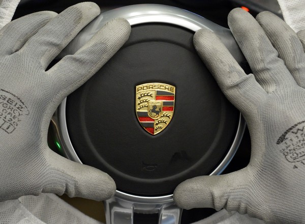 Porsche – transport powietrzny medycznego sprzętu ochronnego