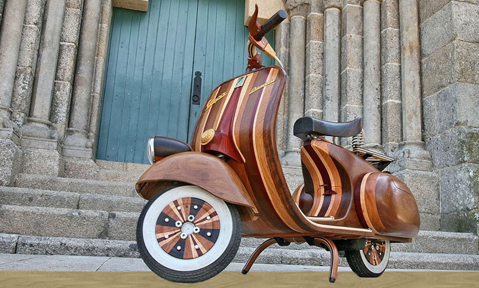 Vespa: drewniany skuter, który jeździ.