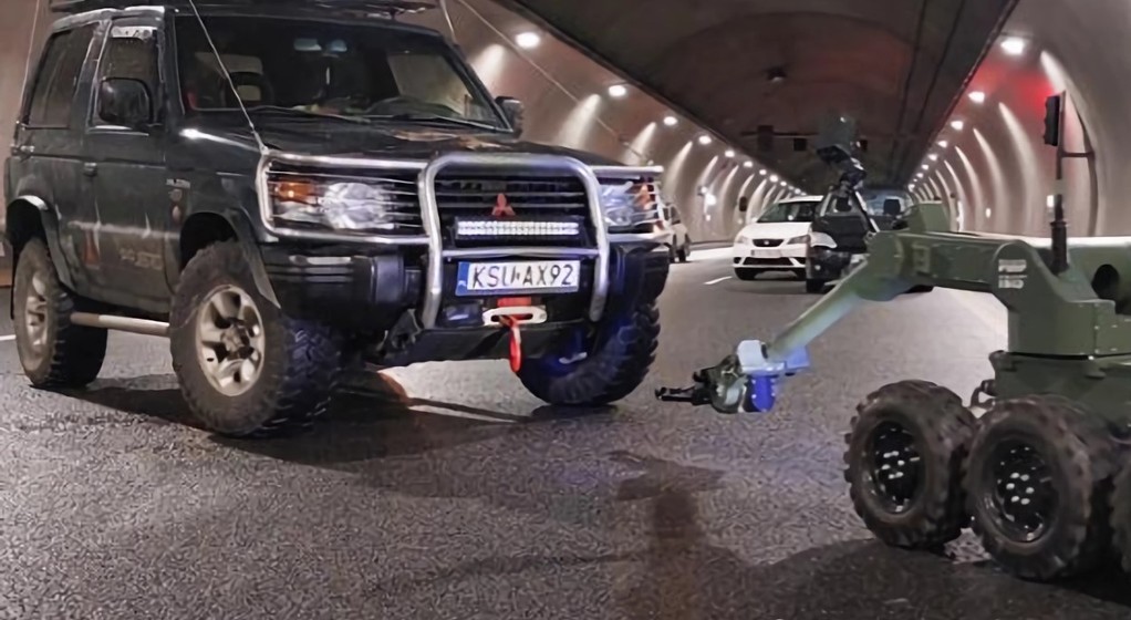 Kontrterroryści w tunelu na S7 (Zakopianka)