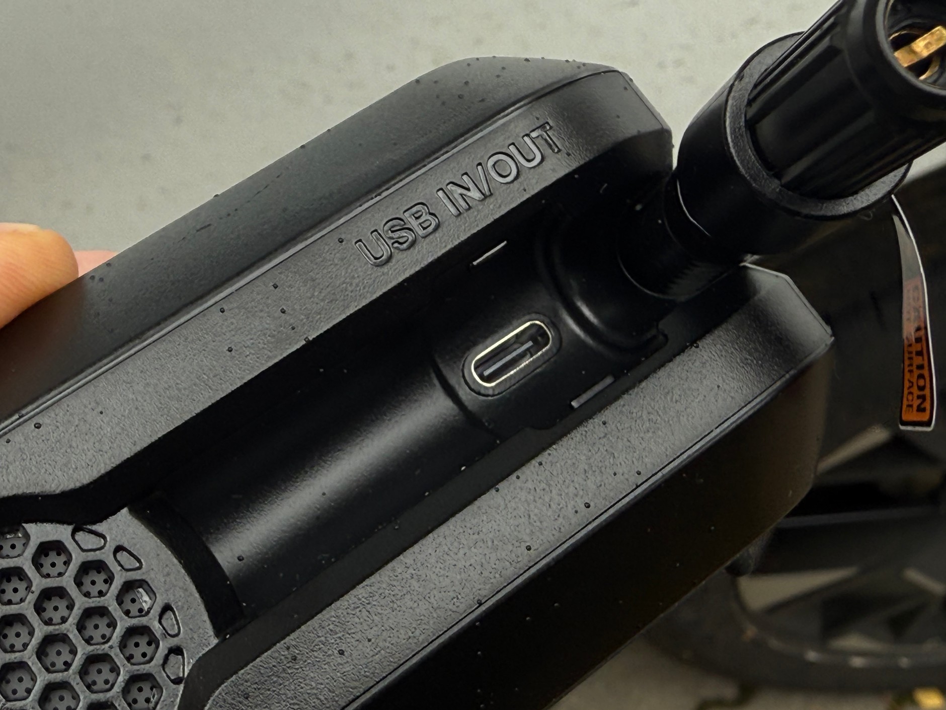 Noco AL5 jest ładowany przez gniazdo USB-C. Maksymalna moc ładowania to 30W – to samo gniazdo może oddawać prąd mocą 30W