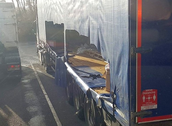 Rozcięli plandekę naczepy i ukradli towar. Kierowca policzył, że zniknęły 22 palety