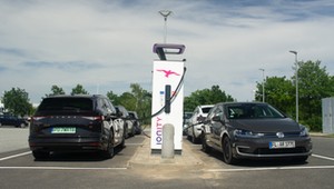 Naukowcy potwierdzają. Pasażerowie aut elektrycznych mogą cierpieć na chorobę lokomocyjną