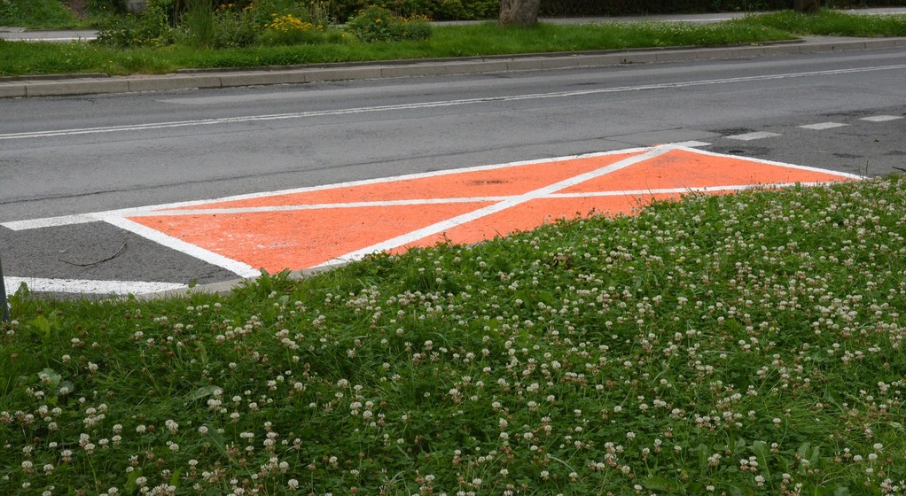 Znak poziomy w kolorze pomarańczowym w Zakopanem