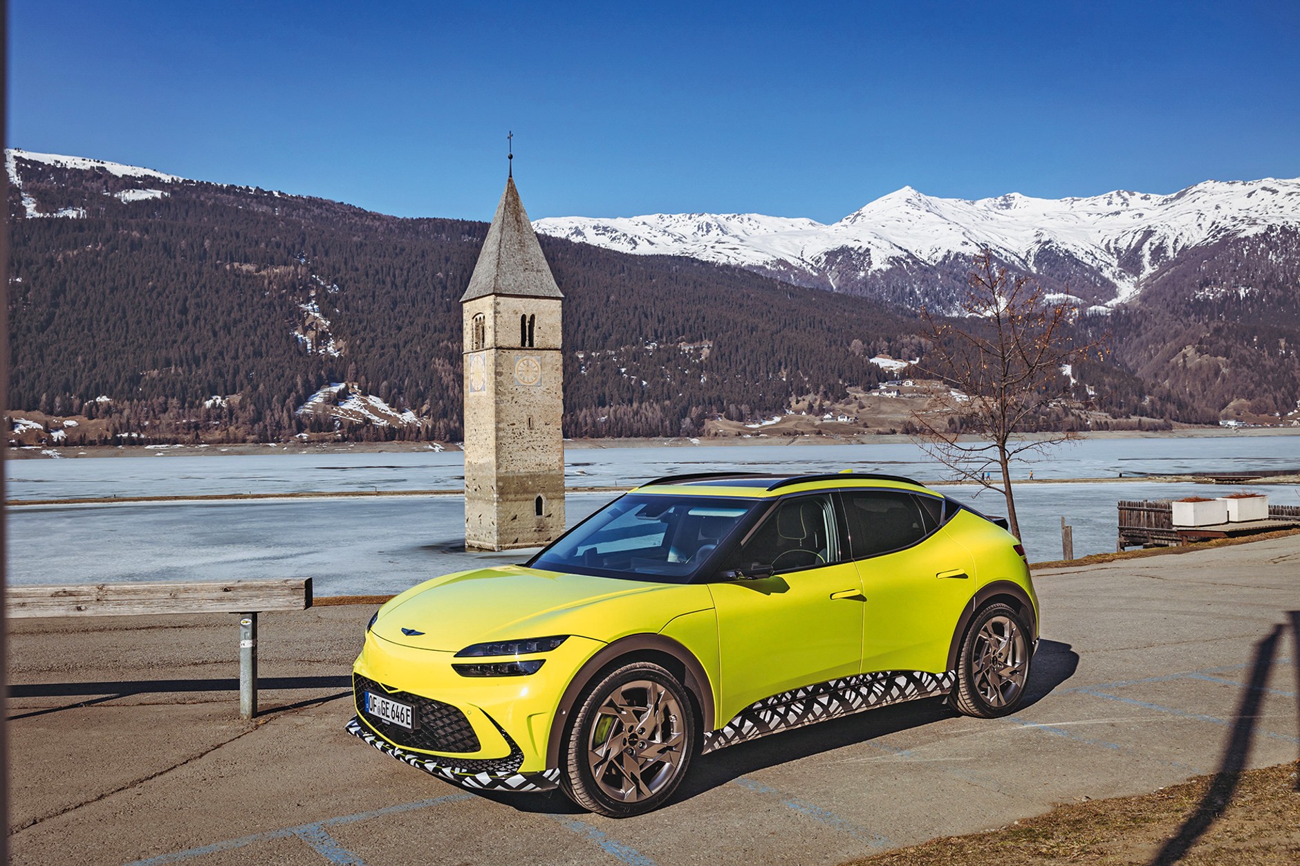 Genesis GV60 w drodze przez Alpy