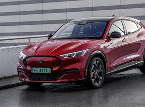 Ford Mustang Mach-E z dnia na dzień staniał nawet o 60 tys. zł. To "efekt Tesli"