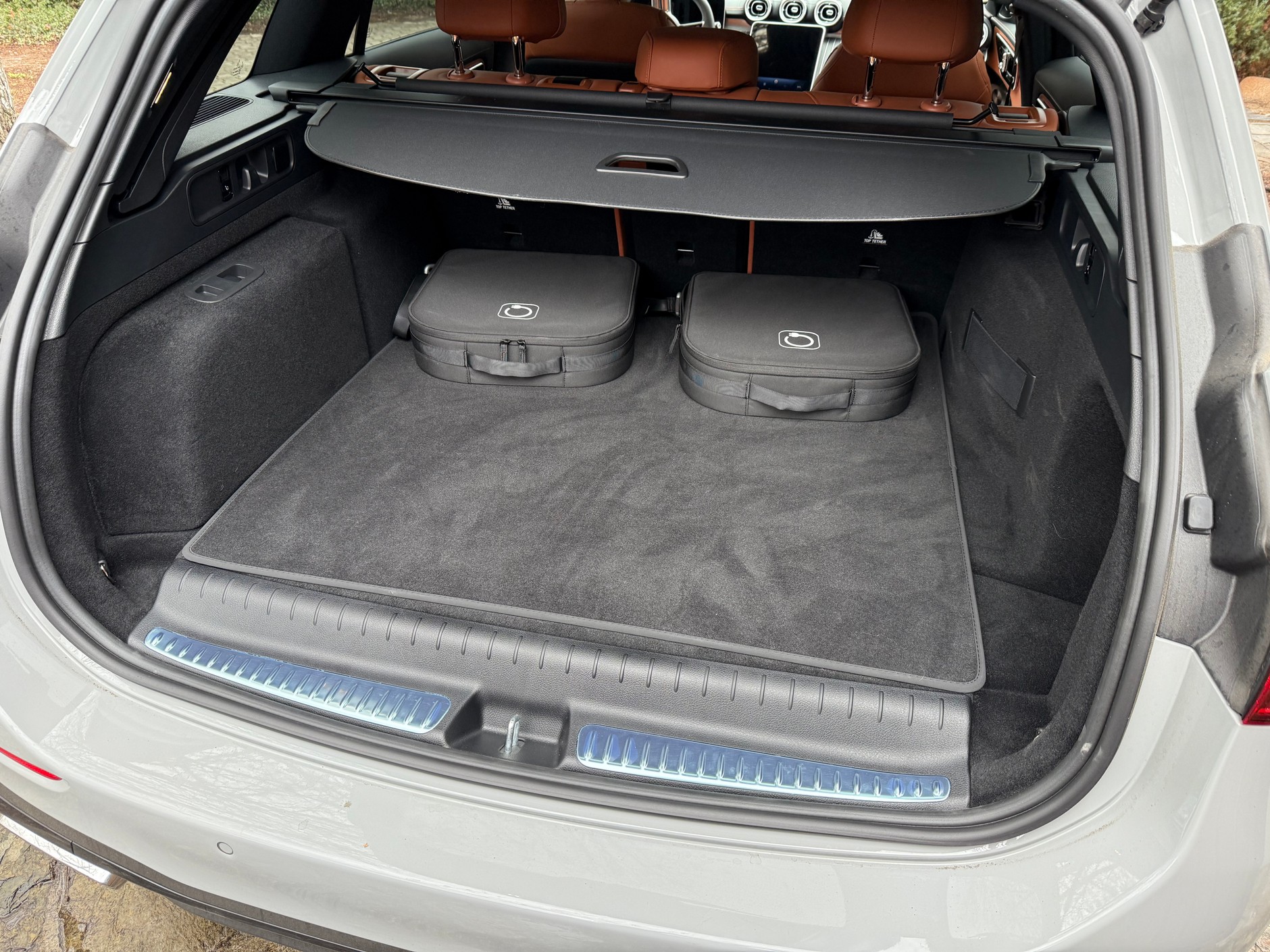 Mercedes C300 de – podłoga bagażnika jest podniesiona, aby zmieściła się bateria