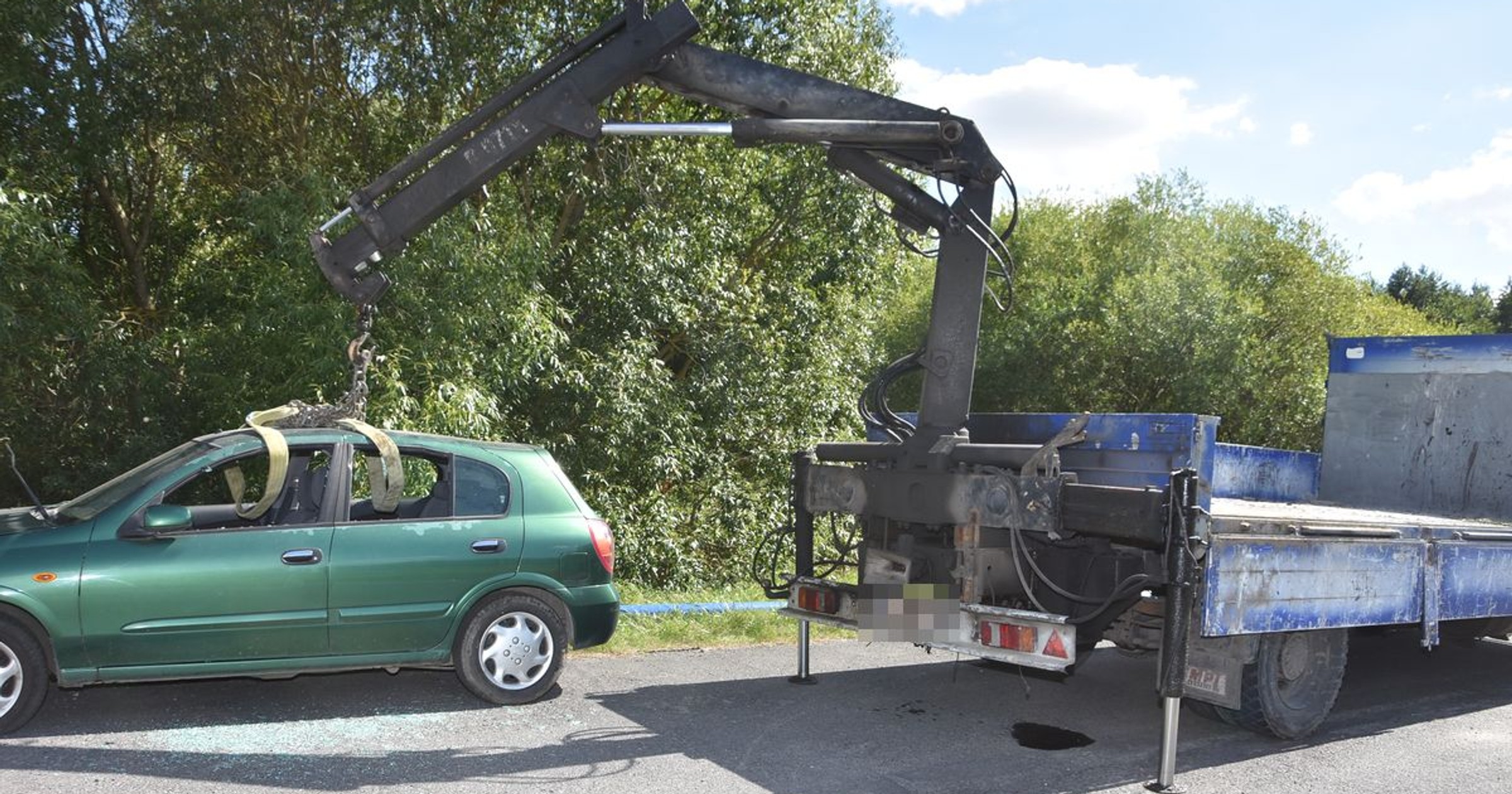 Złodzieje kradli samochody za pomocą dźwigu HDS