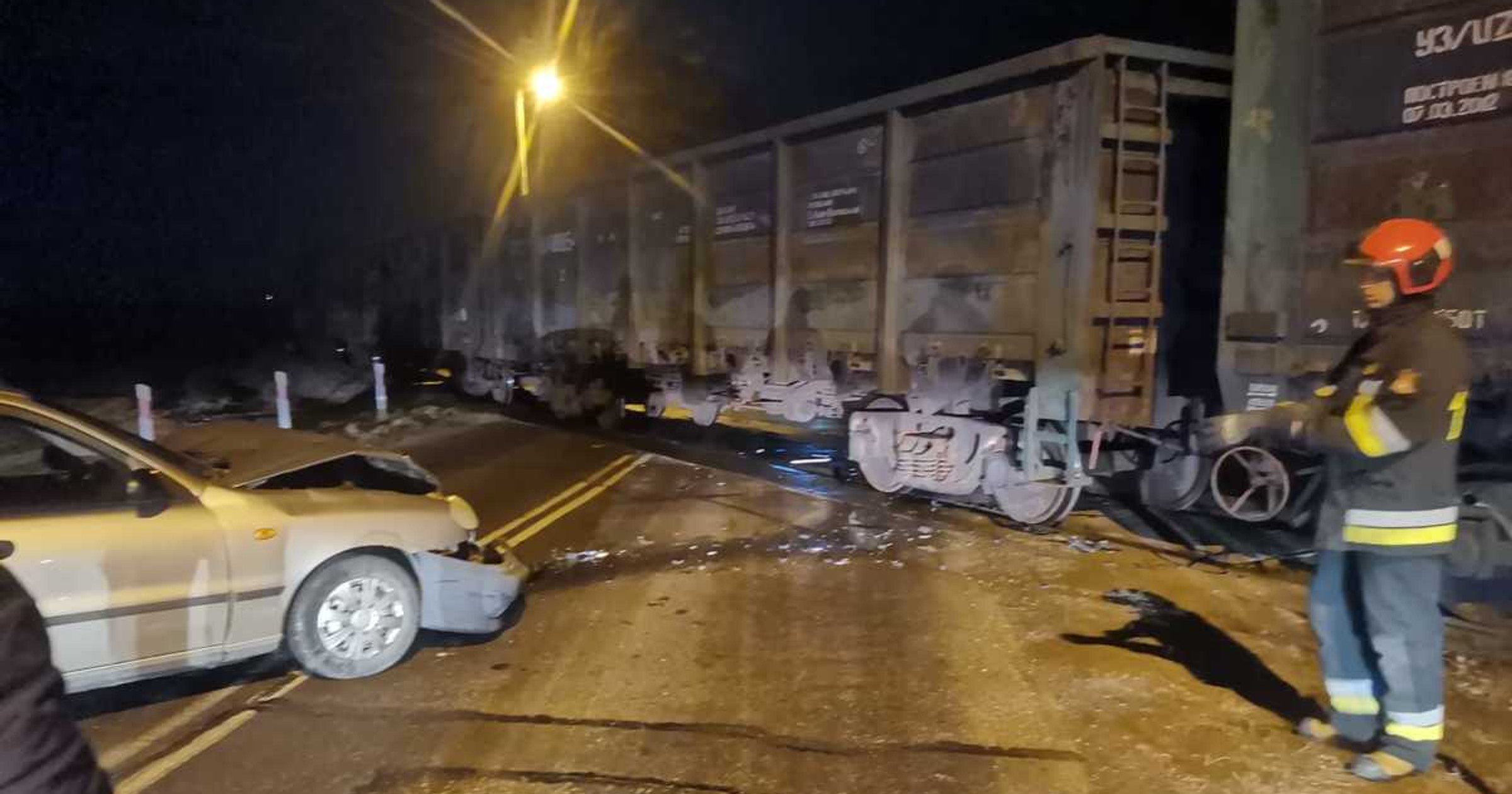 Kierowca Daewoo Lanosa uderzył w bok jadącego pociągu
