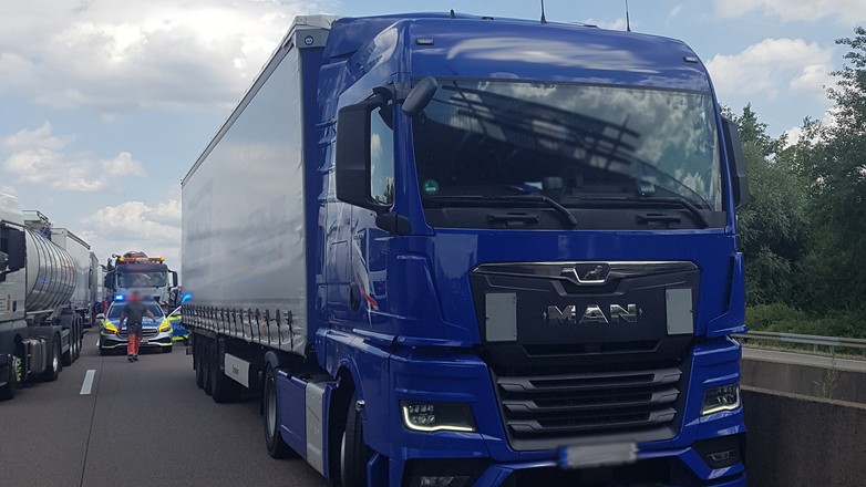 Trzej kierowcy ciężarówek poniosą karę, chociaż próbowali utworzyć korytarz życia