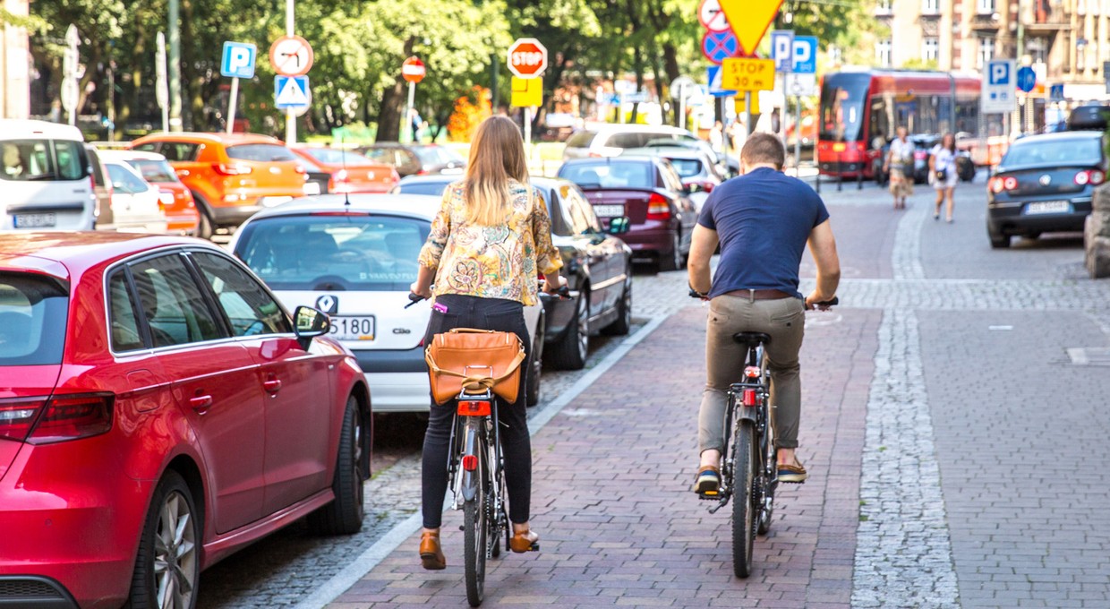 Rowerzyści używają gestów, które będą przydatne dla kierowców. Tak zrozumieją, jakie mają zamiary