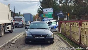 Nie wytrzymał stania w korku i ruszył pod prąd. Trafił na nieoznakowany radiowóz