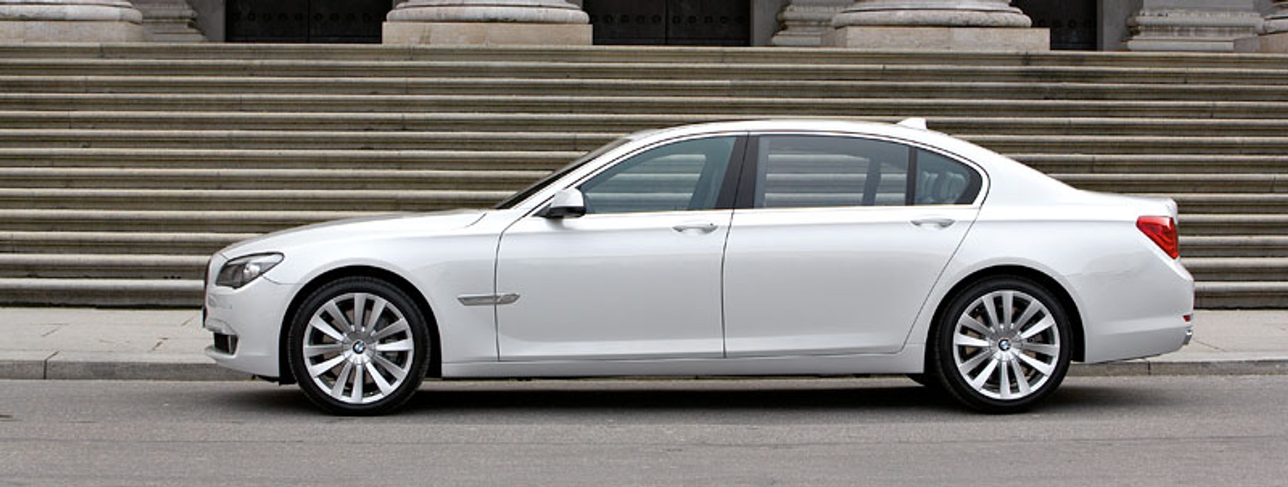 BMW 760i – nowy silnik 6,0 V12 i 8-biegowy automat