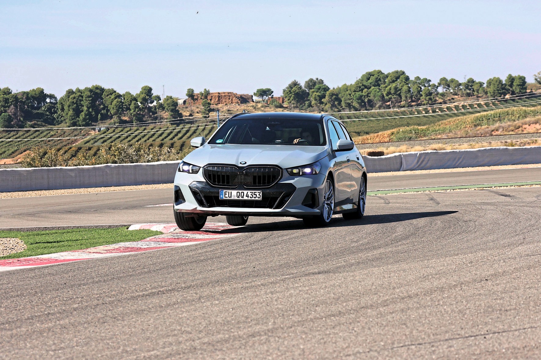 Na suchym asfalcie większość opon radziła sobie nieźle.