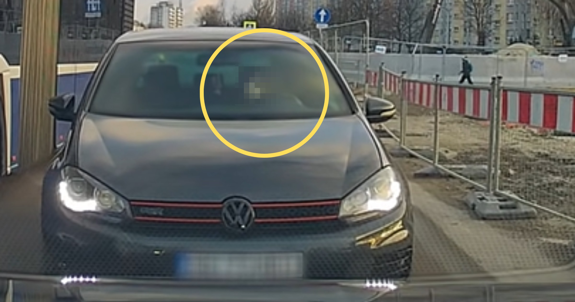 Kobieta pokazała środkowy palec